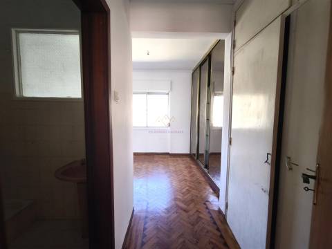 T3 Luminoso com Varandas e Arrecadação no Coração de Carnaxide