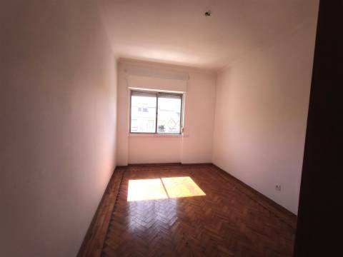 T3 Luminoso com Varandas e Arrecadação no Coração de Carnaxide