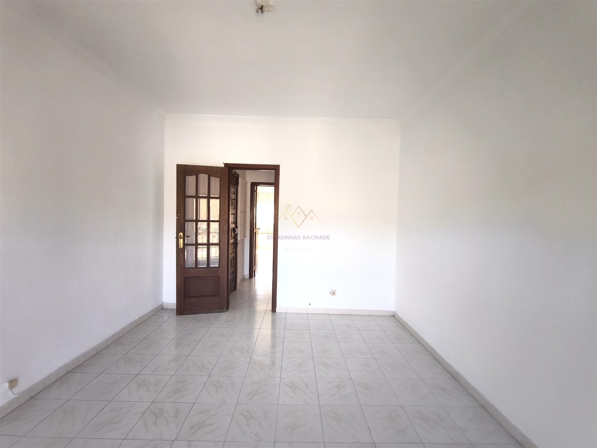 T3 Luminoso com Varandas e Arrecadação no Coração de Carnaxide