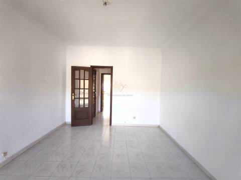 T3 Luminoso com Varandas e Arrecadação no Coração de Carnaxide