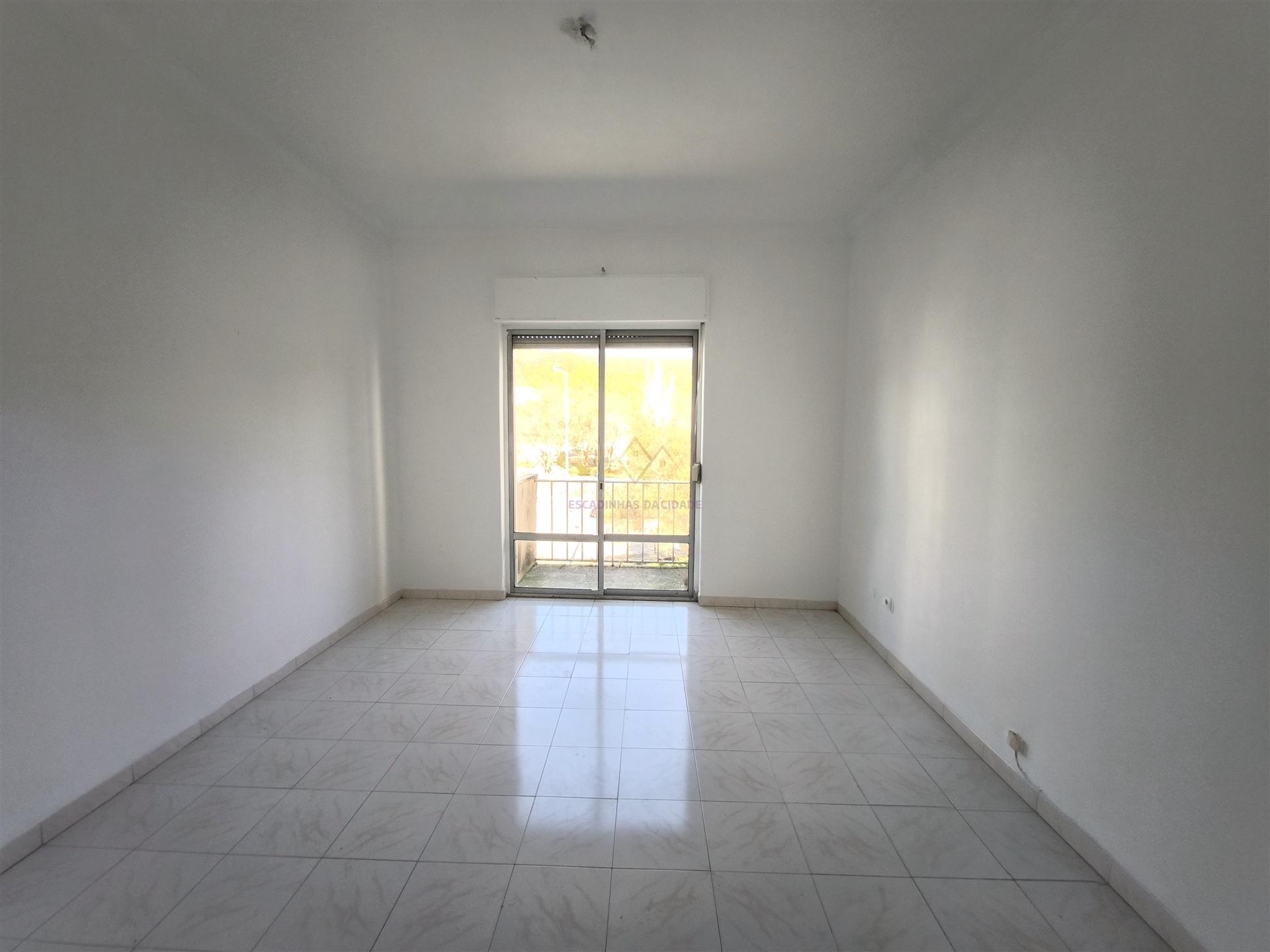 T3 Luminoso com Varandas e Arrecadação no Coração de Carnaxide