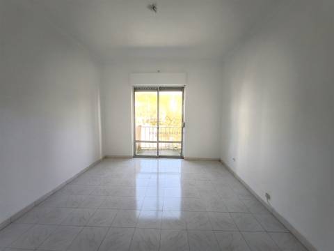 T3 Luminoso com Varandas e Arrecadação no Coração de Carnaxide