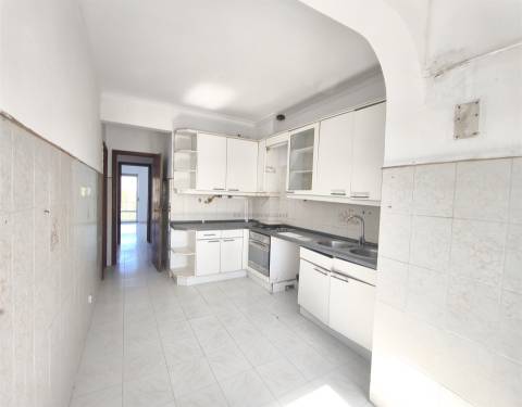 T3 Luminoso com Varandas e Arrecadação no Coração de Carnaxide