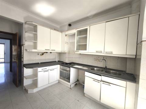 T3 Luminoso com Varandas e Arrecadação no Coração de Carnaxide