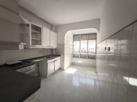 T3 Luminoso com Varandas e Arrecadação no Coração de Carnaxide