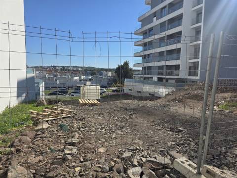 Lote de Terreno com projecto aprovado e licenças a pagamento na Amadora -Venteira