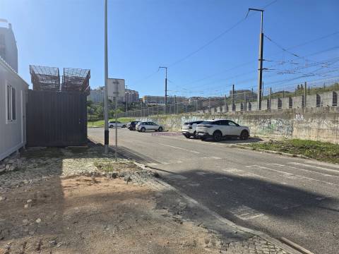Lote de Terreno com projecto aprovado e licenças a pagamento na Amadora -Venteira