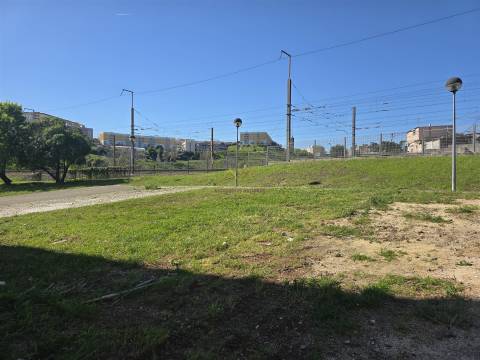 Lote de Terreno com projecto aprovado e licenças a pagamento na Amadora -Venteira