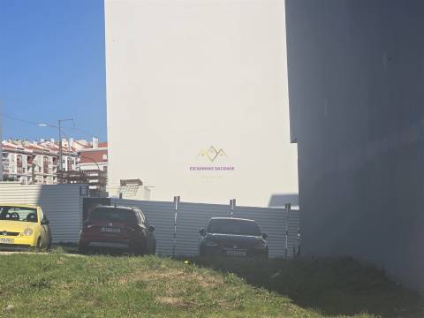Lote de Terreno com projecto aprovado e licenças a pagamento na Amadora -Venteira