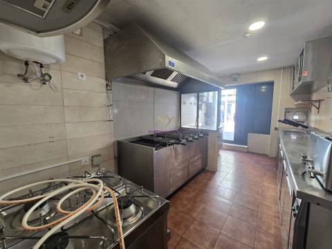 Loja antigo Restaurante/ Churrasqueira para arrendar no Alto do Seixalinho