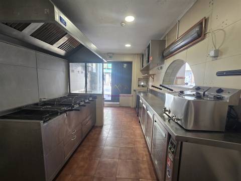 Loja antigo Restaurante/ Churrasqueira para arrendar no Alto do Seixalinho