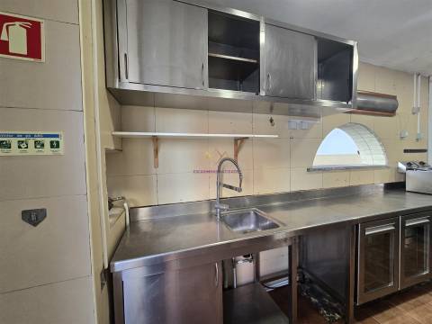 Loja antigo Restaurante/ Churrasqueira para arrendar no Alto do Seixalinho