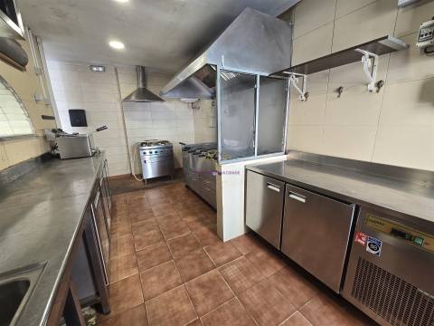 Loja antigo Restaurante/ Churrasqueira para arrendar no Alto do Seixalinho