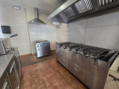 Loja antigo Restaurante/ Churrasqueira para arrendar no Alto do Seixalinho