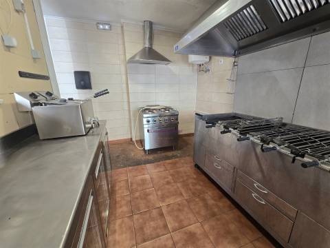 Loja antigo Restaurante/ Churrasqueira para arrendar no Alto do Seixalinho