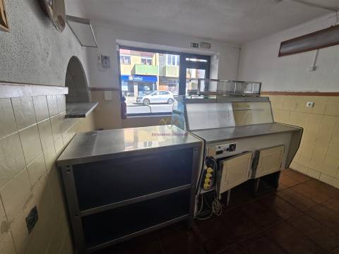 Loja antigo Restaurante/ Churrasqueira para arrendar no Alto do Seixalinho