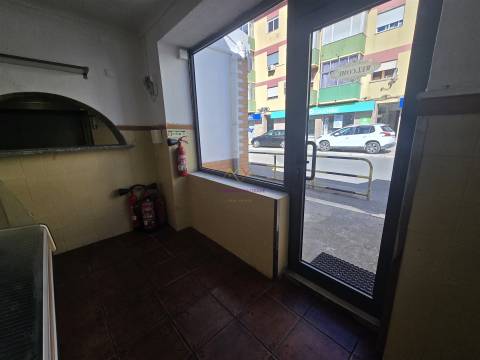 Loja antigo Restaurante/ Churrasqueira para arrendar no Alto do Seixalinho