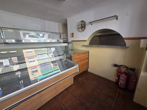 Loja antigo Restaurante/ Churrasqueira para arrendar no Alto do Seixalinho