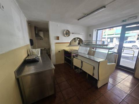 Loja antigo Restaurante/ Churrasqueira para arrendar no Alto do Seixalinho