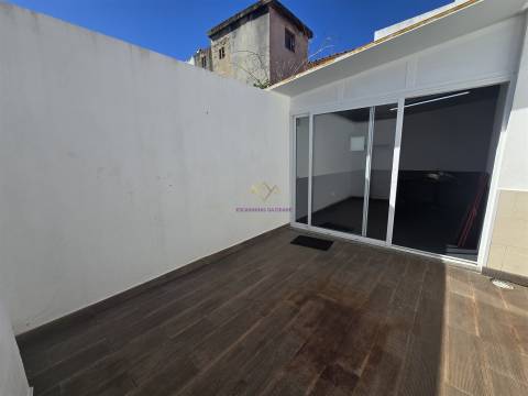 Loja antigo Restaurante/ Churrasqueira para arrendar no Alto do Seixalinho