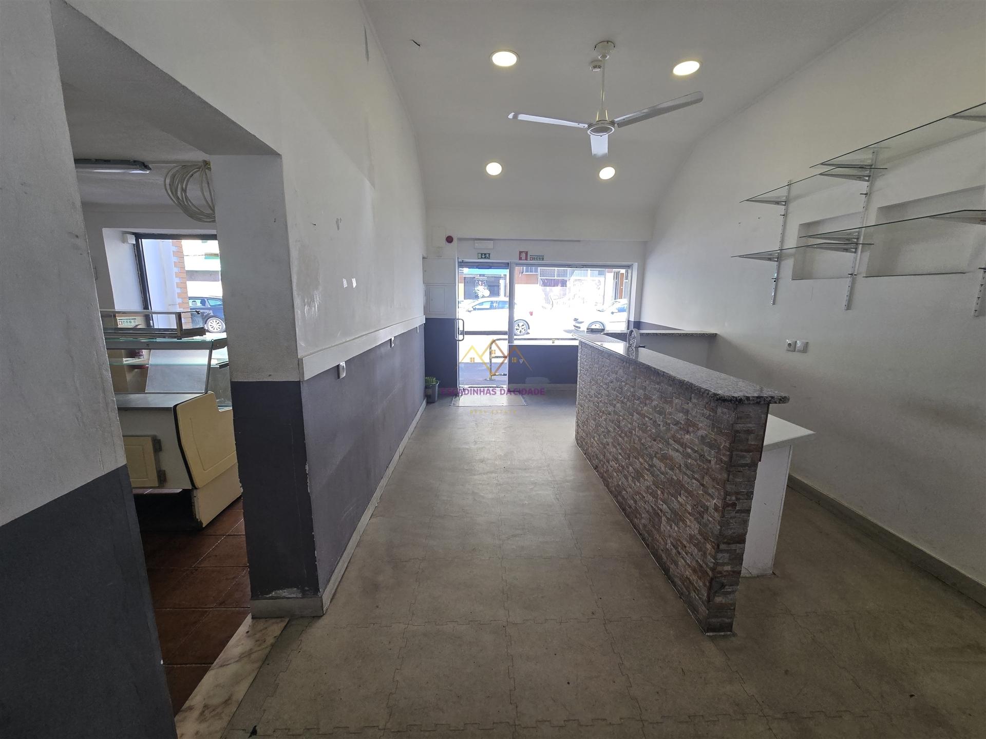 Loja antigo Restaurante/ Churrasqueira para arrendar no Alto do Seixalinho