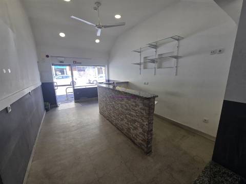 Loja antigo Restaurante/ Churrasqueira para arrendar no Alto do Seixalinho