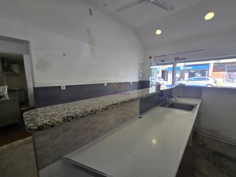 Loja antigo Restaurante/ Churrasqueira para arrendar no Alto do Seixalinho