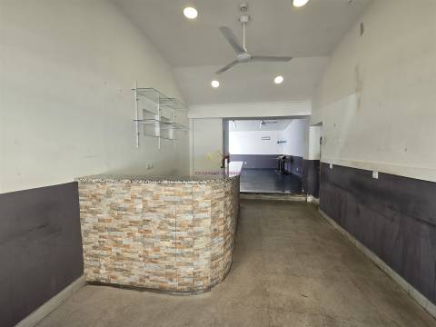 Loja antigo Restaurante/ Churrasqueira para arrendar no Alto do Seixalinho