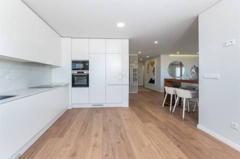 T4 com 207 m² | 2 Suites | Vista Rio | Garagem | Bom Sucesso, Alverca