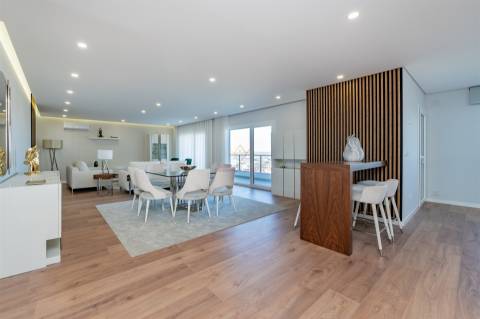 T4 com 207 m² | 2 Suites | Vista Rio | Garagem | Bom Sucesso, Alverca