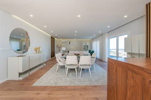 T4 com 207 m² | 2 Suites | Vista Rio | Garagem | Bom Sucesso, Alverca