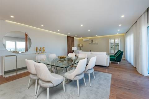 T4 com 207 m² | 2 Suites | Vista Rio | Garagem | Bom Sucesso, Alverca