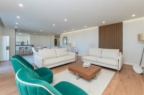 T4 com 207 m² | 2 Suites | Vista Rio | Garagem | Bom Sucesso, Alverca