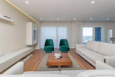 T4 com 207 m² | 2 Suites | Vista Rio | Garagem | Bom Sucesso, Alverca