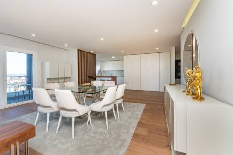 T4 com 207 m² | 2 Suites | Vista Rio | Garagem | Bom Sucesso, Alverca