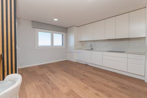 T4 com 207 m² | 2 Suites | Vista Rio | Garagem | Bom Sucesso, Alverca