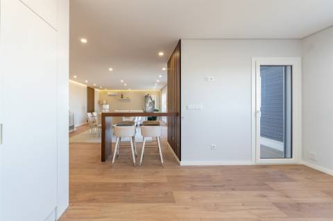 T4 com 207 m² | 2 Suites | Vista Rio | Garagem | Bom Sucesso, Alverca