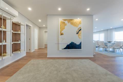 T4 com 207 m² | 2 Suites | Vista Rio | Garagem | Bom Sucesso, Alverca