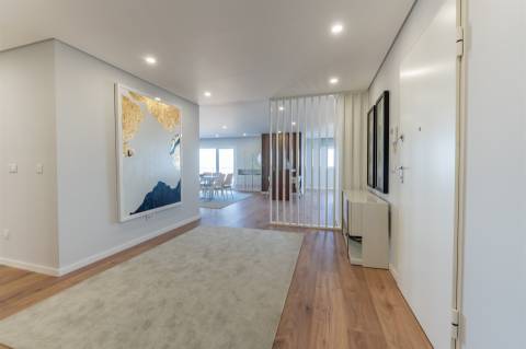 T4 com 207 m² | 2 Suites | Vista Rio | Garagem | Bom Sucesso, Alverca