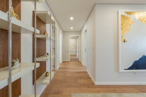 T4 com 207 m² | 2 Suites | Vista Rio | Garagem | Bom Sucesso, Alverca