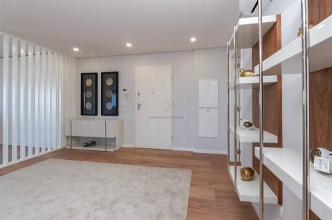 T4 com 207 m² | 2 Suites | Vista Rio | Garagem | Bom Sucesso, Alverca