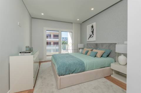 T4 com 207 m² | 2 Suites | Vista Rio | Garagem | Bom Sucesso, Alverca