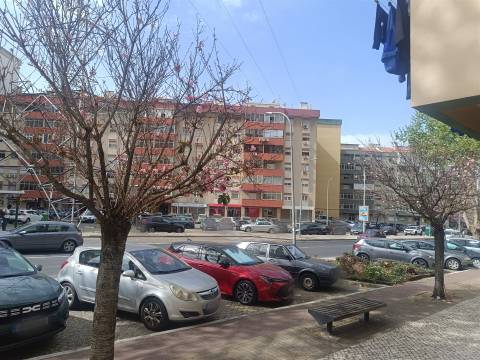 Apartamento T2 remodelado na Quinta do Mendes, Odivelas