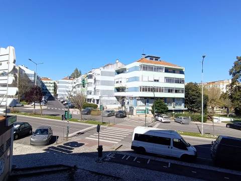 T3 com 2 Terraços em Massamá - em fase de remodelação