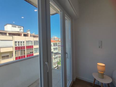 Apartamento T3 remodelado, mobilado e equipado, na melhor localização de Benfica