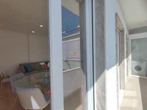 Apartamento T3 remodelado, mobilado e equipado, na melhor localização de Benfica