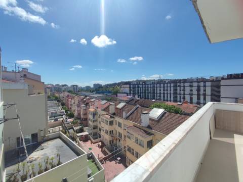 Apartamento T3 remodelado, mobilado e equipado, na melhor localização de Benfica