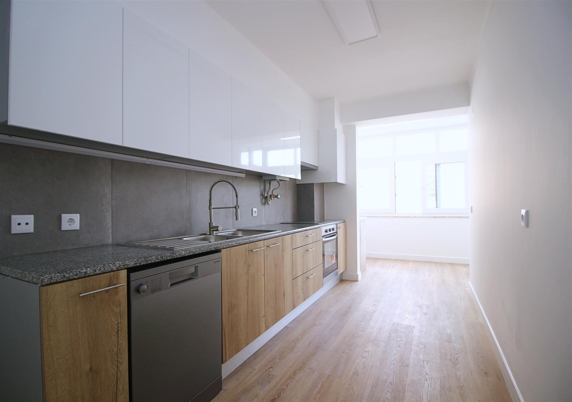 Apartamento T3 remodelado arrecadação parqueamento Estrada da Luz
