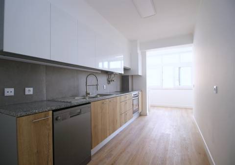 Apartamento T3 remodelado arrecadação parqueamento Estrada da Luz