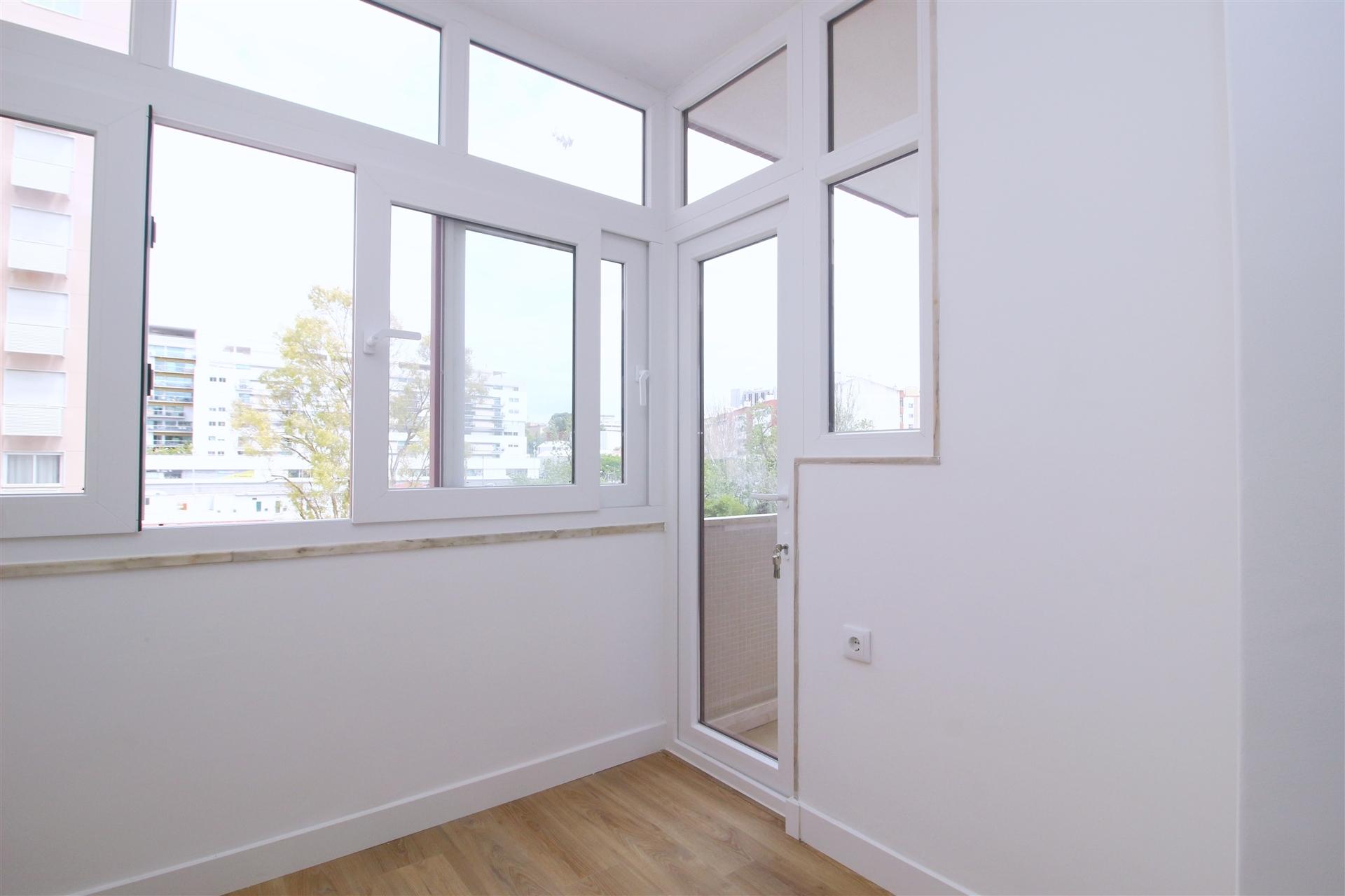 Apartamento T3 remodelado arrecadação parqueamento Estrada da Luz